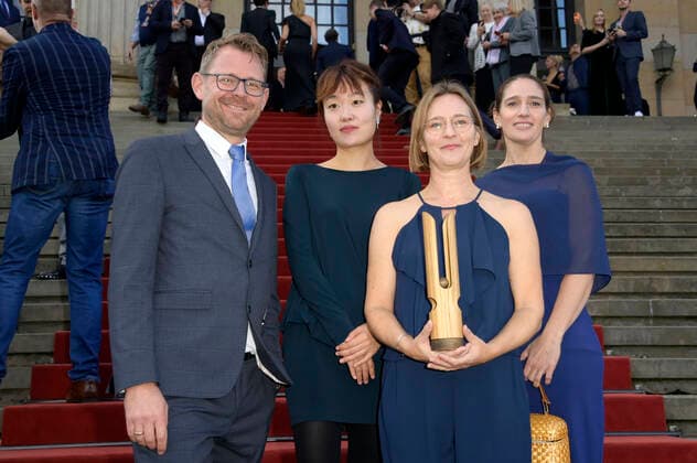 Gast, Suyeon Kang, Bettina Lange und Jennifer Anschel bei der Verleihung des Opus Klassik 2022 im Konzerthaus am Gendarmenmarkt. Berlin, 09.10.2022