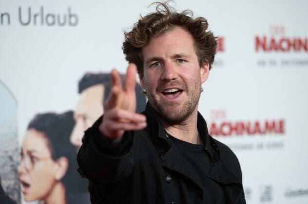 Entertainment Themen der Woche KW40 Luke MOCKRIDGE, Moderator, Roter Teppich, Red Carpet Show, Ankunft, arrival, Filmpremiere DER NACHNAME am 09.10.2022 in Koeln, *** Luke MOCKRIDGE, presenter, red carpet, red carpet show, arrival, arrival, film premiere THE NAME on 09 10 2022 in Cologne,