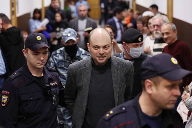 Bilder des Jahres 2022, News 10 Oktober News Themen der Woche KW41 News Bilder des Tages Russland, Wladimir Kara-Mursa in Moskau vor Gericht Russia. Moscow. OCTOBER 10, 2022. Russian opposition activist Vladimir Kara-Murza (C), who was put on the foreign agents list by the Russian Justice Ministry, is escorted by police officers ahead of a hearing at Moscow s Basmanny District Court. Kara-Murza is charged with spreading false information about the Russian Armed Forces and running an organisation declared undesirable. Sergei Bobylev TASS  55277372