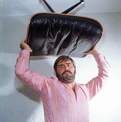 Mario Adorf, deutscher Schauspieler, spielt den wilden Mann bei einem Fotoshooting in München, Deutschland 1966. Copyright: FredxLindinger Nur redaktionelle Nutzung. Editorial usage only. UnitedArchivesLIN_7601000034