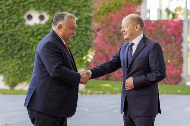 News Themen der Woche KW41 News Bilder des Tages Olaf Scholz (SPD), Bundeskanzler, begruesst Viktor Orban, Ministerpraesident der Republik Ungarn. Berlin, 10.10.2022. Berlin Deutschland *** Olaf Scholz SPD , German Chancellor, welcomes Viktor Orban, Prime Minister of the Republic of Hungary Berlin, 10 10 2022 Berlin Germany Copyright: xKiraxHofmannx
