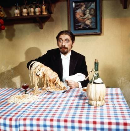 Babbelgamm, Fernsehserie mit Lach- und Lügengeschichten, Deutschland Österreich 1977 - 1985, Regie: Justus Pfaue, Moderator Peter Rapp mit Schwierigkeiten beim Essen einer Portion Spaghetti Copyright: FredxLindinger Nur redaktionelle Nutzung. Editorial usage only. UnitedArchivesLIN_7601000329