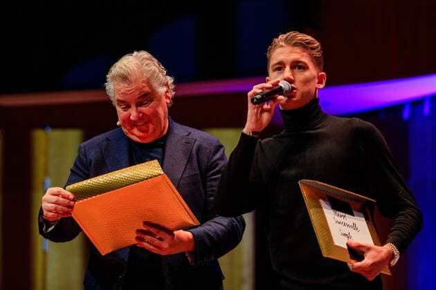 2022-10-10 14:22:22 UTRECHT - Singer Rene Froger receives the Buma NL Award in the category Most Successful Single from Mart Hoogkamer in TivoliVredenburg. ANP LEVIN DEN BOER netherlands out - belgium out