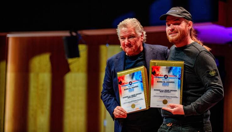 2022-10-10 14:25:20 UTRECHT - Singer Rene Froger and Donnie receive the Buma NL Award in the category Most Successful Single from Mart Hoogkamer in TivoliVredenburg. ANP LEVIN DEN BOER netherlands out - belgium out