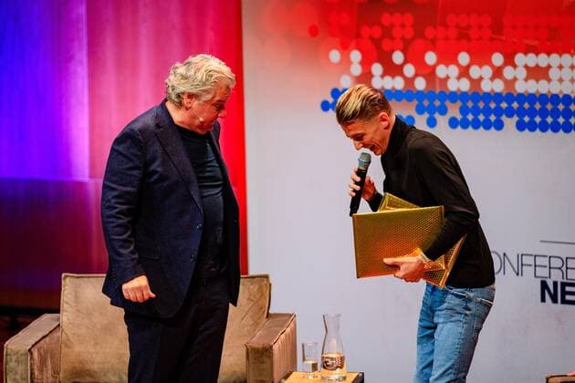 2022-10-10 14:21:33 UTRECHT - Singer Rene Froger receives the Buma NL Award in the category Most Successful Single from Mart Hoogkamer in TivoliVredenburg. ANP LEVIN DEN BOER netherlands out - belgium out