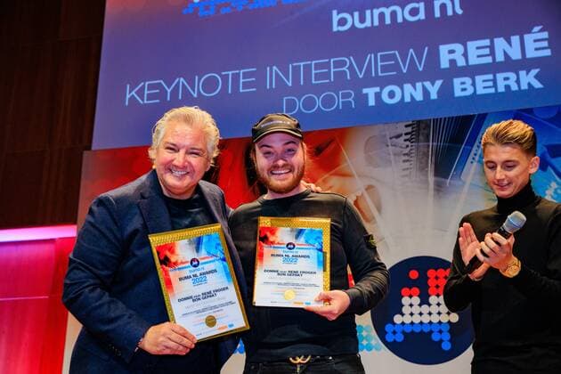 Entertainment Bilder des Tages 2022-10-10 14:25:11 UTRECHT - Singer Rene Froger and Donnie receive the Buma NL Award in the category Most Successful Single from Mart Hoogkamer in TivoliVredenburg. ANP LEVIN DEN BOER netherlands out - belgium out