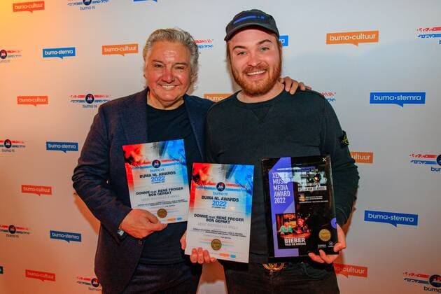 2022-10-10 14:50:12 UTRECHT - Singer Rene Froger and Donnie receive the Buma NL Award in the category Most Successful Single from Mart Hoogkamer in TivoliVredenburg. ANP LEVIN DEN BOER netherlands out - belgium out