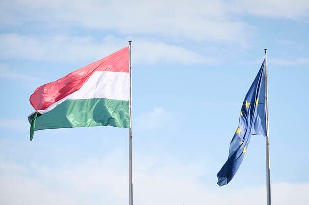 Berlin, Olaf Scholz empfängt Viktor Orban Die wehende ungarische und europäische Fahne im Hof des Kanzleramt im Rahmen des Besuchs von Viktor Orbán am 10.10.2022 im Bundeskanzleramt in Berlin. Berlin Bundeskanzleramt Berlin Deutschland *** Berlin, Olaf Scholz receives Viktor Orban The waving Hungarian and European flag in the courtyard of the Chancellery during the visit of Viktor Orbán on 10 10 2022 at the Federal Chancellery in Berlin Berlin Federal Chancellery Berlin Germany