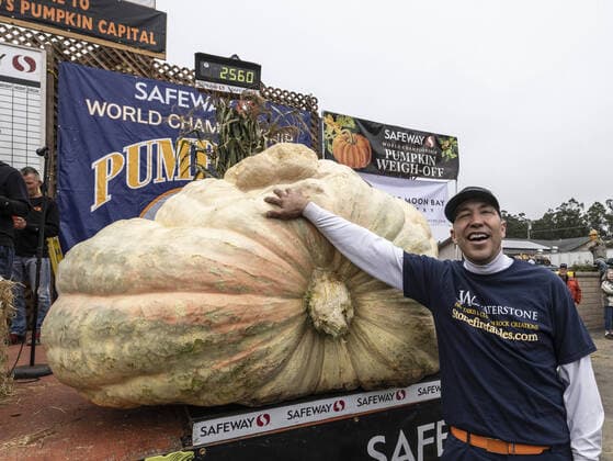 Bilder des Jahres 2022, News 10 Oktober News Themen der Woche KW41 News Bilder des Tages Travis Gienger of Anoka, Minnesota poses with his 2,560 pound winner at the World Championship Pumpkin Weigh-off in Half Moon Bay, California on Monday, October 10, 2022. His 2,560 pound squash set a U.S. record. 1 SXP2022101018 TERRYxSCHMITT