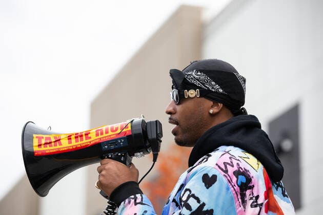 October 10, 2022, Schodack, New York, United States: Chris Smalls speaks on a megaphone during the rally. Amazon Labor Union members rallied at the ALB1 Warehouse in Schodack ahead of their labor union election. Schodack United States - ZUMAs197 20221010_zaa_s197_346 Copyright: xKarlaxCotx