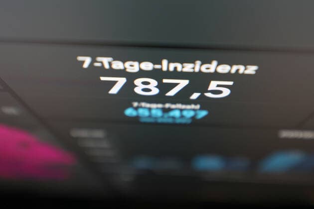 Dashboard des RKI, die 7-Tage-Inzidenz liegt nun bei 787,5 7-Tage-Inzidenz, Dashboard des RKI auf einem Monitor am 11.10.2022 in Siegen Deutschland.