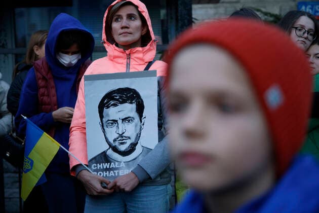 News Themen der Woche KW41 Ukrainians Call For Russia To Be Designated Terrorist State A woman holds a print of Ukrainian president Volodymyr Zelensky during a rally in front of the Russian Embassy in Warsaw, Poland on 10 October, 2022. Several hundred people rallied in front of the Russian embassy in Warsaw on Monday calling for Russia to be designated a terrorist state and its diplomats to be expelled after missile strikes in Ukraine killed 11 people in multiple cities. Warsaw Poland  Copyright: xSTRx originalFilename: arriens-ukrainia221010_npesS.jpg