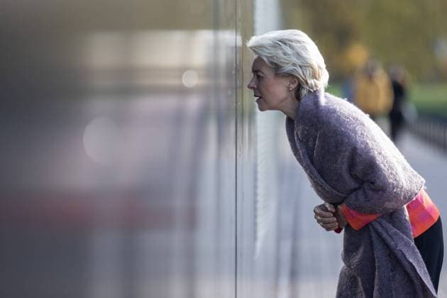 Bilder des Jahres 2022, News 10 Oktober News Themen der Woche KW41 10.10.2022, Tallinn. President of the European Commission Ursula von der Leyen visited Tallinn and Narva on Monday during a one-day visit to Estonia. The meeting was followed by a visit to the Victims of Communism Memorial at Marjamäe on Tallinn s seafront where von der Leyen laid a wreath of blue and yellow flowers. She also met with President Alar Karis and participated in the Tallinn Digital Summit. Photo Eero Vabamägi, Postimees Tallinn Harjumaa Estonia 1EV10OCT22A52  Copyright: xEeroxVabamägix Ursula von der Leyen
