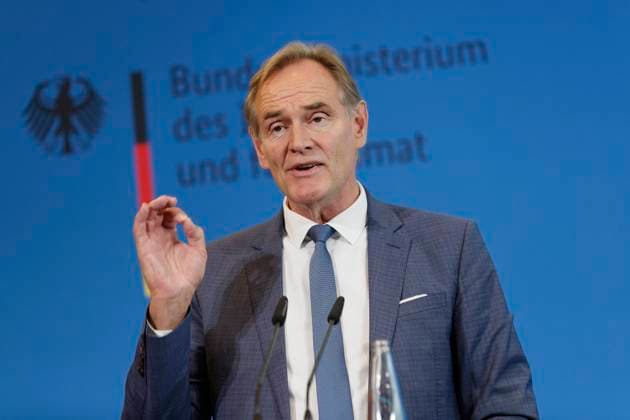 News Themen der Woche KW41 News Bilder des Tages Pressekonferenz zur Flüchtlingslage 2022-10-11, Deutschland, Berlin. Pressekonferenz nach dem Spitzengespräch von Bund, Ländern und Kommunen zur aktuellen Flüchtlingslage im Bundesinnenministerium. Im Bild Burkhard Jung (SPD), Vizepräsident des Deutschen Städtetages und Oberbürgermeister der Stadt Leipzig. *** Press conference on the refugee situation 2022 10 11, Germany, Berlin Press conference after the top-level meeting of the federal, state and local governments on the current refugee situation at the Federal Ministry of the Interior In the picture Burkhard Jung SPD , Vice President of the German Association of Cities and Mayor of the City of Leipzig.