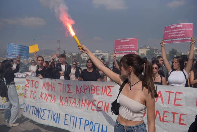 News Themen der Woche KW41 News Bilder des Tages October 11, 2022, Athens, Greece: High school students shout slogans against the government and the minister of education. Hundreds students staged a demonstration outside the ministry of Education and Religious Affairs to protest over the asphyxiating education system as well as the lack of resources and underfunding. Athens Greece - ZUMAg221 20221011_zap_g221_010 Copyright: xNikolasxGeorgioux