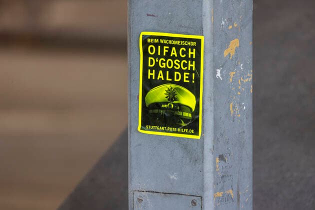 Beim Wachtmeister einfach die Klappe halten. In schwäbischem Idiom macht eine linke Initiative auf ihre Unterstützung aufmerksam, sollte jemand in Konflikt mit der Polizei gerten. 08.10.2022: Deutschland, Baden-Württemberg, Stuttgart.
