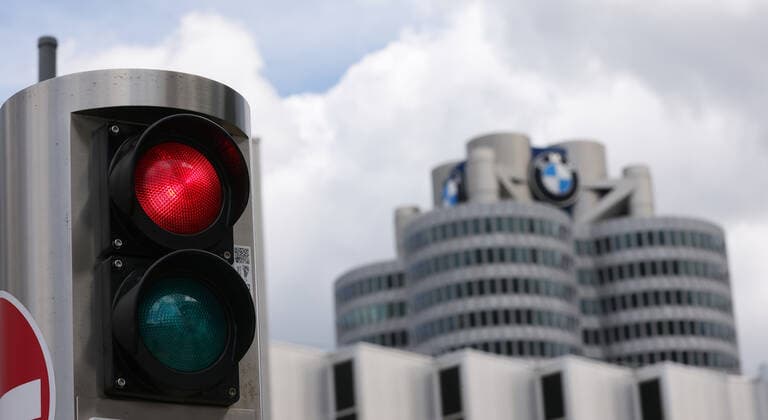 08.06.2022, Deutschland, Bayern, München, BMW, Automobile, Autohersteller, BMW-Vierzylinder, BMW-Hochhaus, BMW-Turm, Hauptverwaltung, davor rote Ampel München Deutschland *** 08 06 2022, Germany, Bavaria, Munich, bmw, automobiles, car manufacturer, BMW four cylinder, BMW Skyscraper, BMW Tower, head office, before that red traffic light Munich Germany Copyright: xRalfxIbing SnowfieldxPhotographyx SF080622BMWR18