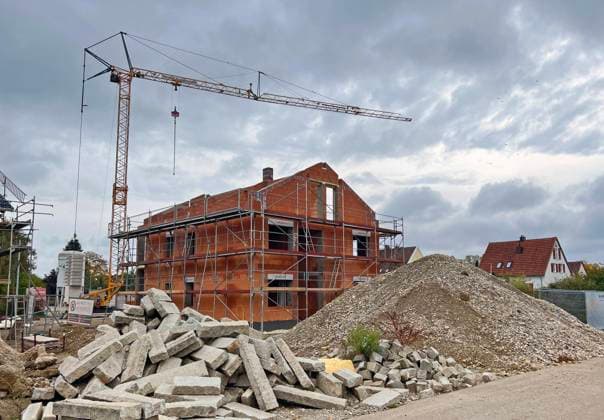 11.10.2022, Baustelle Neubaugebiet Pforzen Im Unterallgäu. Der Rohbau in Ziegelbauweise steht bereits, der Dachstuhl fehlt noch. 11.10.2022, Baustelle Neubaugebiet 11.10.2022, Baustelle Neubaugebiet *** 11 10 2022, construction site new building area Pforzen Im Unterallgäu The shell in brick construction is already in place, the roof truss is still missing 11 10 2022, construction site new building area 11 10 2022, construction site new building area