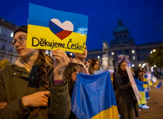 News Bilder des Tages Czechs people as well as refugees from Ukraine, demonstrated against Russian bombing of Ukrainian towns at Prague s Wenceslas Square, Czech Republic, October 11, 2022, dooming Russian missile attacks and calling on the West to intensify its support for Ukraine. (CTKxPhoto MichaelaxRihova) CTKPhotoP2022101107217  mir 1