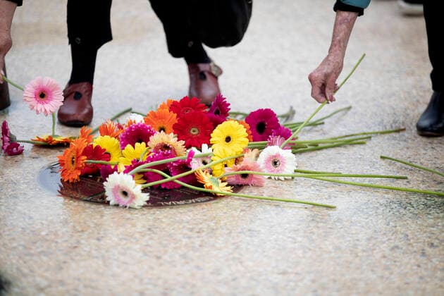 News Themen der Woche KW41 News Bilder des Tages BALI BOMBINGS 20TH ANNIVERSARY, Family and friends lay flowers for the victims during a ceremony marking the 20th anniversary of the 2002 Bali bombings at Coogee Beach in Sydney, Wednesday, October 12, 2022. The nation is remembering and mourning the more than 200 people, including 88 Australians, killed in the Bali bombings two decades ago on October 12, 2002. ( NO ARCHIVING, EDITORIAL USE ONLY, NO USE IN BOOKS WITHOUT CONSENT SYDNEY NSW AUSTRALIA  Copyright: xNIKKIxSHORTx 20221012001715818313