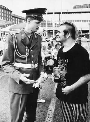 DDR, historisch, Militär, Alliierte in Deutschland, alliierte Streitkräfte, Rote Armee, Sowjetunion UdSSR, Abzug sowjetischer Truppen: Dresden, Altmarkt, Verabschiedung Panzerregiment, Begegnung zwischen Stephan aus Dresden und Alexej Temnikov aus dem Ural auf dem Altmarkt, 19.08.1992. Veröffentlichung in Sächsische Zeitung am 20.08.1992: Dresdner verabschiedeten die Soldaten der GUS-Streitkräfte. Minister Milbradt: Nachkriegszeit geht zu Ende - Volksfest auf dem Altmarkt. Für die seit 47 Jahren in Dresden stationierten Soldaten der 1. Gardepanzerarmee der GUS-Streitkräfte begann am Mittwoch die Rückkehr in die Heimat. Mehrere tausend Dresdner verfolgten die Verabschiedung auf dem Altmarkt, wo ein russisches Folkloreensemble und ein M Copyright: xSZ WaltrautxKossackx