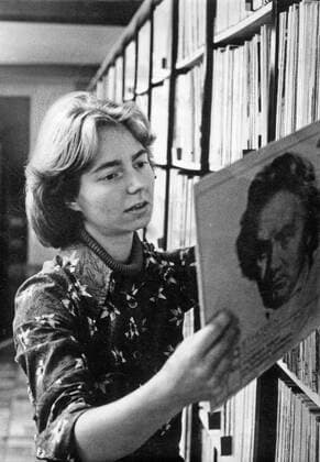RECORD DATE NOT STATED Sachsen, historisch, DDR, Bildung, Wissenschaft, Forschung, Bibliotheken: Dresden, Sächsische Landesbibliothek, Phonothek, Frau (namentlich nicht benannt) am Regal mit Schallplatten, Oktober 1983. ! ACHTUNG Aufnahmedatum laut Beschriftung *** Saxony, historical, GDR, Training, Science, Research, Libraries Dresden, Saxon state library, sound library, Woman by name not named on Shelf with records, October 1983 Attention Date of recording according to Lettering Copyright: xSZ GunterxHübnerx
