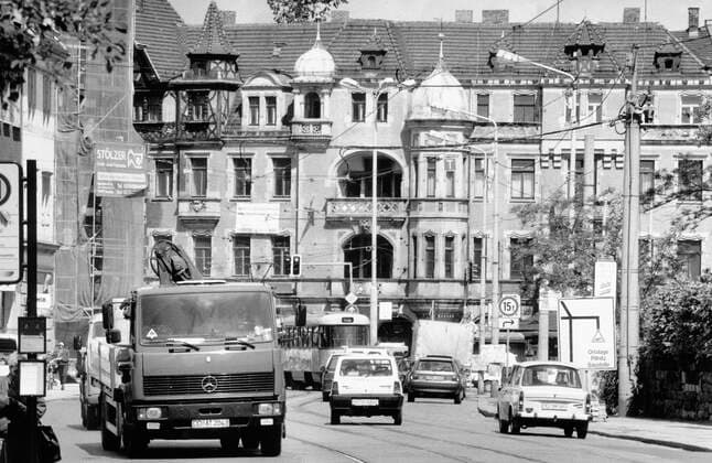Dresden, historisch, Plätze, Straßen, Stadtteile, Wohngebiete: Schillerplatz, 19.05.1995. Bildtext: Schillerplatz vor weiteren Straßenbauarbeiten. Unter anderem soll aus Richtung Tolkewitzer Straße (Foto) eine Rechtsabbiegerspur zum Blauen Wunder eingerichtet werden. Klaus Thiere ! ACHTUNG Aufnahmedatum laut Beschriftung *** Dresden, historical, places, roads, districts, Residential areas Schiller Square, 19 05 1995 Caption Schillerplatz before further Roadworks at other shall from Direction Tolkewitz Street Photo a Rechtsabbiegerspur to blue Wonders established become Klaus Animals Attention Date of recording according to Lettering Copyright: xSZ KlausxThierex