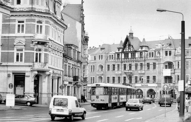 Dresden, historisch, Plätze, Straßen, Stadtteile, Wohngebiete: Blick zum Schillerplatz, Verkehr, Autos, Straßenbahn, September 1996. Veröffentlichung in Sächsische Zeitung am 26.09.1986: Schillerplatz ist fertig. Nach insgesamt knapp zweijähriger Bauzeit ist der Schillerplatz jetzt fertig geworden. Reinhard Koettniz, der Leiter des Straßen- und Tiefbauamtes wird am Freitag um 12.45 Uhr an der Tolkewitzer Straße das traditionelle Band zerschneiden. Die Bauarbeiten hatten seit 1994 immer wieder für Ärger gesorgt. Autofahrer standen häufig im Stau, die Geschäftsleute beklagten sich über Umsatzeinbußen. ! ACHTUNG Aufnahmedatum laut Beschriftung *** Dresden, historical, places, roads, districts, Residential areas View to Schiller Copyright: xSZ GunterxHübnerx