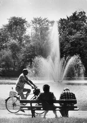 Dresden, historisch, Natur, Parks, Gärten, Grünflächen: Garten, Carolasee mit Fontäne, Fahrradfahrer, Menschen auf Bank, Atmosphäre, Juli 1997. ! ACHTUNG Aufnahmedatum laut Beschriftung *** Dresden, historical, Nature, parks, gardens, Green spaces Garden, Carolasee with Fountain, Cyclist, People at Bank, The atmosphere, July 1997 Attention Date of recording according to Lettering Copyright: xSZ GunterxHübnerx