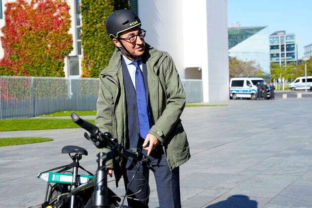 News Themen der Woche KW41 News Bilder des Tages Aktuell, 12.10.2022, Berlin, Bundeslandwirtschaftsminister Cem Oezdemir (Gruene) macht sich mit seinem Fahrrad umweltbewusst auf den Weg in sein Ministerium Berlin Berlin Deutschland *** Current, 12 10 2022, Berlin, Federal Minister of Agriculture Cem Oezdemir Gruene makes his way to his ministry Berlin Berlin Germany on his bicycle environmentally conscious.