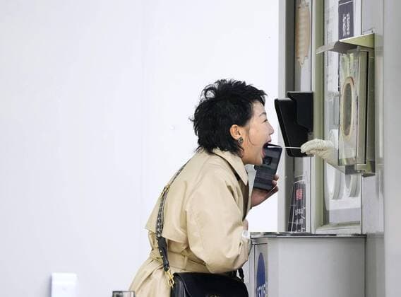 Bilder des Jahres 2022, News 10 Oktober News Themen der Woche KW41 News Bilder des Tages Zero-COVID policy in China A woman undergoes a PCR test in Beijing on Oct. 12, 2022, as the Chinese leadership maintains a zero COVID-19 policy.  A14AA0001345133P