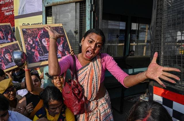Bilder des Jahres 2022, News 10 Oktober News Themen der Woche KW41 Protest Of Transgender Rights Activists A transgender rights activist shouts slogans during an anti-government demonstration in Kolkata on October 12, 2022. The demonstration was organised to protest against the West Bengal (an eastern Indian state) government s decision not to provide financial help to their Durga puja. Kolkata India  Copyright: xSankhadeepxBanerjeex originalFilename: banerjee-notitle221012_npF13.jpg