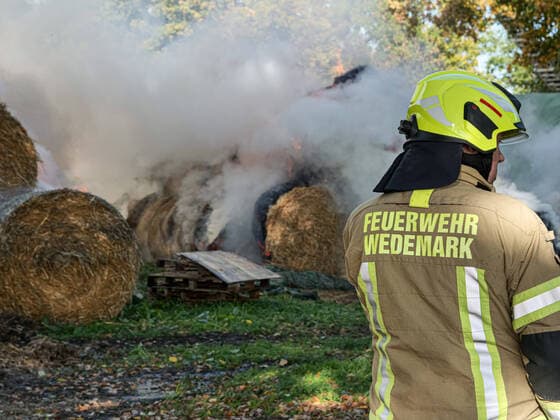 News Themen der Woche KW41 Strohballen-Miete brennt an L190 In der Gemeinde Wedemark brennt an der Landesstraße (L) 190 eine große Strohmiete mit mehreren hundert Ballen. *** Straw bale rent burns on L190 In the municipality of Wedemark, a large straw rent with several hundred bales burns on the state road L 190 Copyright: xBerndxGüntherx
