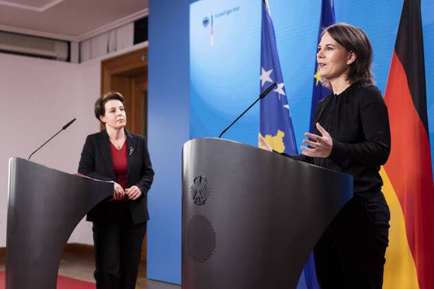 News Themen der Woche KW41 News Bilder des Tages Bundesaussenministerin Annalena Baerbock im Gespraech mit der Aussenministerin des Kosovo, Donika Gervalla-Schwarz in Berlin, 12.10.2022. Berlin Germany *** German Foreign Minister Annalena Baerbock in talks with the Foreign Minister of Kosovo, Donika Gervalla Schwarz in Berlin, 12 10 2022 Berlin Germany Copyright: xLeonxKuegelerx