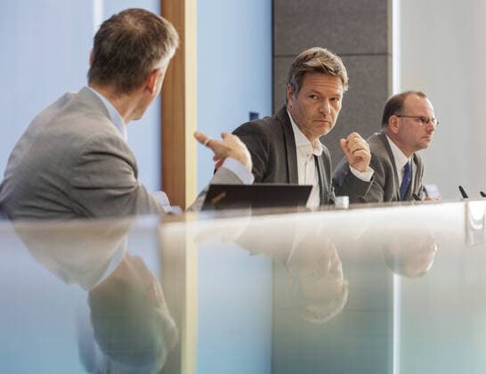 News Themen der Woche KW41 News Bilder des Tages Robert Habeck (Buendnis 90 Die Gruenen), Bundesminister fuer Wirtschaft und Klimaschutz und Vizekanzler, bei der Bundespressekonferenz zur Vorstellung der Herbstprojektion. Berlin, 12.10.2022. Berlin Deutschland *** Robert Habeck Buendnis 90 Die Gruenen , Federal Minister for the Economy and Climate Protection and Vice Chancellor, at the Federal Press Conference to present the autumn projection Berlin, 12 10 2022 Berlin Germany Copyright: xKiraxHofmannx