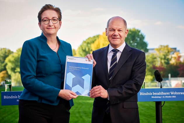 News Themen der Woche KW41 News Bilder des Tages PK Bündnistag-Tag zum bezahlbaren Wohnraum Deutschland, Berlin: Pressekonferenz von Bundeskanzler Olaf Scholz und Bundesministerin Geywitz nach der Sitzung Bündnis-Tag zum bezahlbaren Wohnraum . Das Ziel 400.000 neue Wohnungen dürfte 2022 verfehlt werden. *** PK Alliance Day on Affordable Housing Germany, Berlin Press conference by Chancellor Olaf Scholz and Federal Minister Geywitz after the meeting Alliance Day on Affordable Housing The target of 400,000 new homes is likely to be missed in 2022