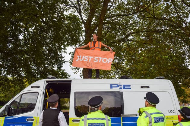 News Themen der Woche KW41 News Bilder des Tages October 12, 2022, London, England, United Kingdom: A Just Stop Oil activist climbs on top of a police van outside Downing Street on Horse Guards Road, as the climate action group continues its daily protests demanding that the UK Government stops issuing new oil and gas licences. London United Kingdom - ZUMAv130 20221012_zip_v130_032 Copyright: xVukxValcicx