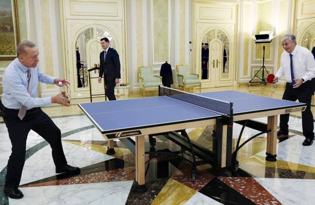 Bilder des Jahres 2022, News 10 Oktober News Themen der Woche KW41 News Bilder des Tages Turkish President Recep Tayyip Erdogan plays ping pong with Kazakh President Kassym-Jomart Tokayev, in Astana, Kazakhstan Turkish President Recep Tayyip Erdogan plays ping pong with Kazakh President Kassym-Jomart Tokayev, in Astana, Kazakhstan on October 12, 2022. Photo by Turkish presidency apaimages Astana Astana Kazakhstan 121022_Kazakhstan_TP_00 (10) Copyright: xapaimagesxTurkishxpresidencyx xapaimagesx