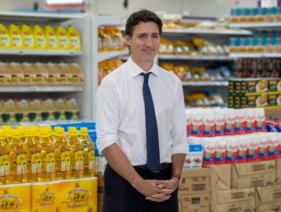 News Bilder des Tages October 12, 2022, Pickering, ON, CANADA: Prime Minister Justin Trudeau waits to speak following a tour of Memon Supermarket in Pickering, Ont. on Wednesday, October 12, 2022. Pickering CANADA  - ZUMAc35_ 20221012_zaf_c35_037 Copyright: xFrankxGunnx