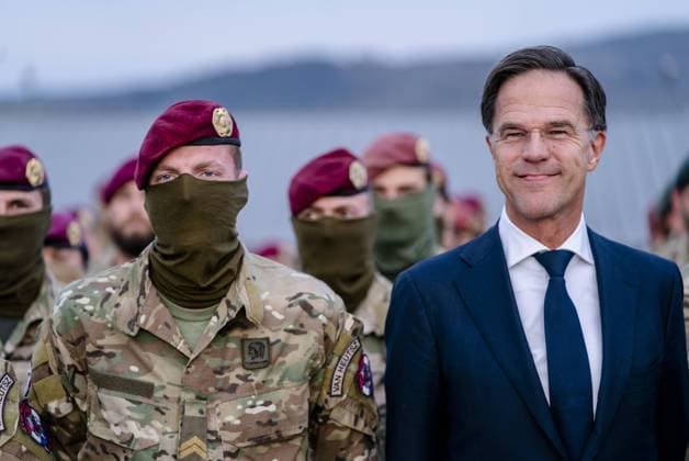2022-10-12 16:34:55 CINCU - Prime Minister Mark Rutte poses with Dutch soldiers at a military base where Dutch troops are stationed, during a visit to Romania. The prime minister discusses, among other things, military cooperation between the Netherlands and Romania. ANP BART MAAT netherlands out - belgium out *** 2022 10 12 16 34 55 CINCU Prime Minister Mark Rutte poses with Dutch soldiers at a military base where Dutch troops are stationed, during a visit to Romania The prime minister discusses, among other things, military cooperation between the Netherlands and Romania ANP BART MAAT netherlands out belgium out  Copyright: xx x456126224x originalFilename: 456126224.jpg