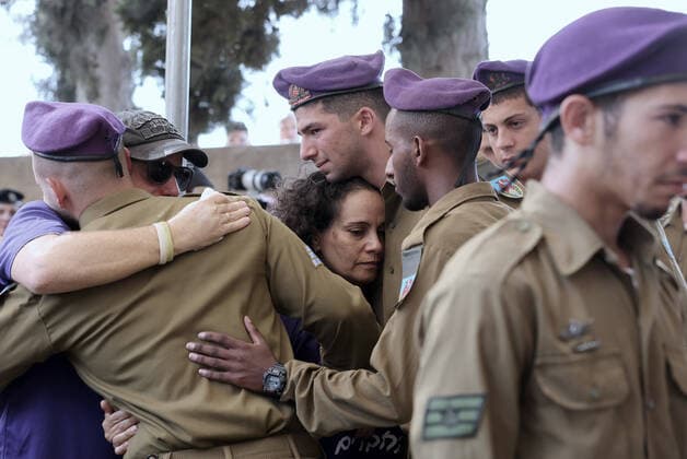 Bilder des Jahres 2022, News 10 Oktober News Themen der Woche KW41 News Bilder des Tages (221012) -- GEDERA (ISRAEL), Oct. 12, 2022 -- Soldiers and relatives attend the funeral of an Israeli soldier at the military cemetery in Gedera, central Israel, on Oct. 12, 2022. The Israeli soldier was killed in a drive-by shooting attack in the occupied West Bank on Tuesday, amid escalating violence between Israel and the Palestinians. ( via Xinhua) ISRAEL-GEDERA-SOLDIER-FUNERAL IlanxAssayag JINI 