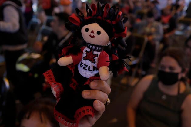 530 Years Of Resistance By Indigenous Peoples And Communities To The Arrival Of Europeans In The Americas Women from the Otomi indigenous community give away Lele dolls, representative of their community, as they dance during the Global Forum and Action against militarisation in Mexico and the 530 years of resistance of indigenous peoples and communities to the arrival of Europeans in America, an event held at the Casa de los Pueblos y Comunidades Indigenas in Mexico City. Mexico City Mexico  Copyright: xGerardoxVieyrax originalFilename: vieyra-notitle221012_npbg9.jpg