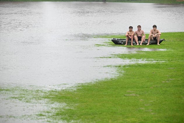 News Themen der Woche KW41 VIC WET WEATHER, People are sitting on a canoe on the soccer ovals at Strathdale Park in Bendigo, Victoria, Thursday, October 13, 2022. Victoria is on alert for heavy rains and flooding, with a severe weather warning issued. ( NO ARCHIVING, EDITORIAL USE ONLY, NO USE IN BOOKS WITHOUT CONSENT MELBOURNE VIC AUSTRALIA  Copyright: xJAMESxROSSx 20221013001716282350