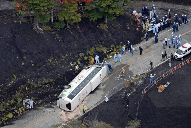 Bilder des Jahres 2022, News 10 Oktober News Themen der Woche KW41 Sightseeing bus accident in central Japan Photo taken from a Kyodo News helicopter on Oct. 13, 2022, shows a sightseeing bus that turned over in the Shizuoka Prefecture town of Oyama, central Japan. The accident left seven people injured, one in critical condition.  A14AA0001345307P