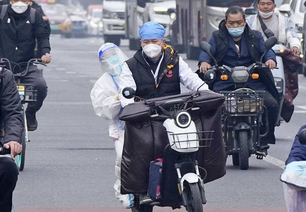 News Themen der Woche KW41 Zero-COVID policy in China An official in protective gear rides on the back of a motorcycle in Beijing on Oct. 13, 2022, as China maintains a zero-COVID policy.  A14AA0001345319P