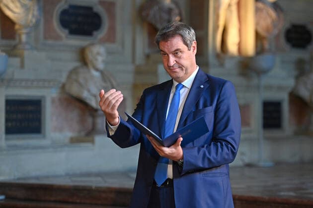 Markus SOEDER (Ministerpraesident Bayern und CSU Vorsitzender),winkt herbei,Gestik, Einzelbild,angeschnittenes Einzelmotiv, Halbfigur,halbe Figur. Verleihung Bayerischer Verdienstorden im Antiquarium der Muenchner Residenz am 13.10.2022.