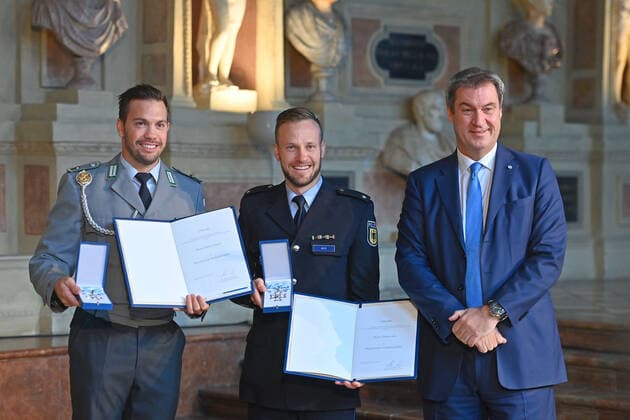 Tobias WENDL und Tobias ARLT (Rodel Olympiasieger Doppelsitzer) erhaten von Markus SOEDER (Ministerpraesident Bayern und CSU Vorsitzender) den Bayerischen Verdienstorden. Verleihung Bayerischer Verdienstorden im Antiquarium der Muenchner Residenz am 13.10.2022.