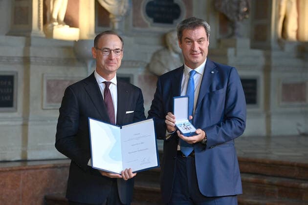 Oliver BAETE (Vorstandsvorsitzender Allianz) erhaelt von Markus SOEDER (Ministerpraesident Bayern und CSU Vorsitzender) den Bayerischen Verdienstorden. Verleihung Bayerischer Verdienstorden im Antiquarium der Muenchner Residenz am 13.10.2022.