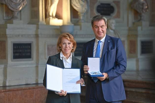Gaby DOHM (Schauspielerin) erhaelt von Markus SOEDER (Ministerpraesident Bayern und CSU Vorsitzender) den Bayerischen Verdienstorden. Verleihung Bayerischer Verdienstorden im Antiquarium der Muenchner Residenz am 13.10.2022.