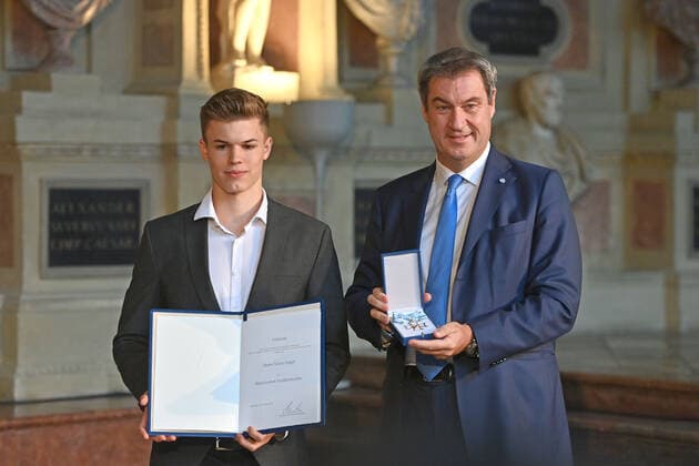 Taliso ENGEL (Paraschwimmer) erhaelt von Markus SOEDER (Ministerpraesident Bayern und CSU Vorsitzender) den Bayerischen Verdienstorden. Verleihung Bayerischer Verdienstorden im Antiquarium der Muenchner Residenz am 13.10.2022.